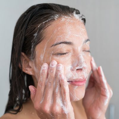 Καλοκαιρινά skincare tips για πολυάσχολες μαμάδες