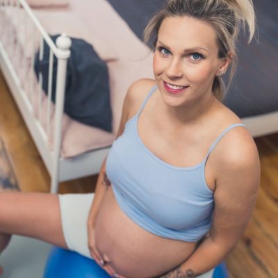 Pilates στην εγκυμοσύνη: 5 ασκήσεις με μπάλα για ανακούφιση από τους πόνους