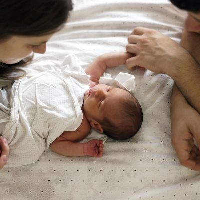 Αυτός ο μπαμπάς σηκώνεται κάθε βράδυ για να κάνει παρέα στη γυναίκα του που θηλάζει & γίνεται viral