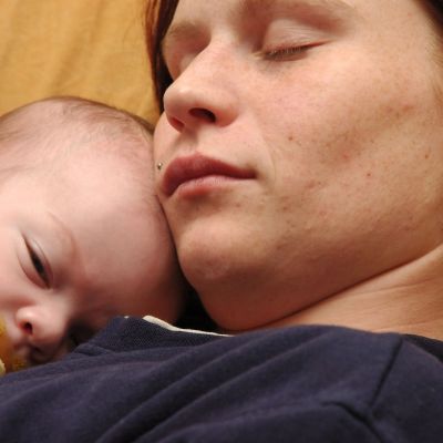 8 tips για να ξεκουραστείτε τις πρώτες μέρες με το μωρό στο σπίτι