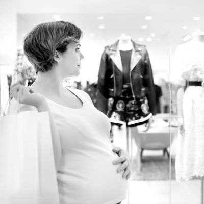 5 stylish και άνετα maternity σορτς για να αισθάνεστε δροσερή αυτό το καλοκαίρι