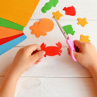 Καλοκαιρινή κατασκευή για παιδιά 2 ετών: Πολύχρωμα ψαράκια από χαρτόνι