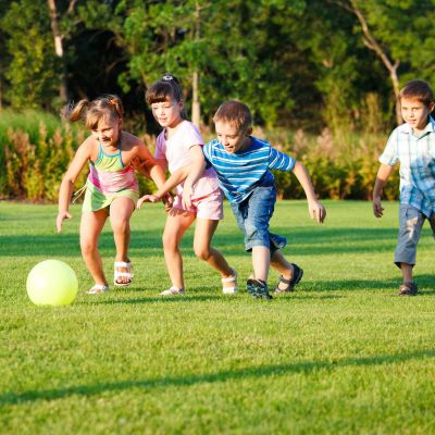 5 καλοκαιρινές δραστηριότητες που θα κάνουν τα παιδιά σας να κινηθούν