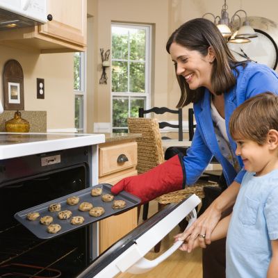 Τρόποι για να απασχοληθούν δημιουργικά τα παιδιά ενώ μαγειρεύετε χωρίς οθόνες