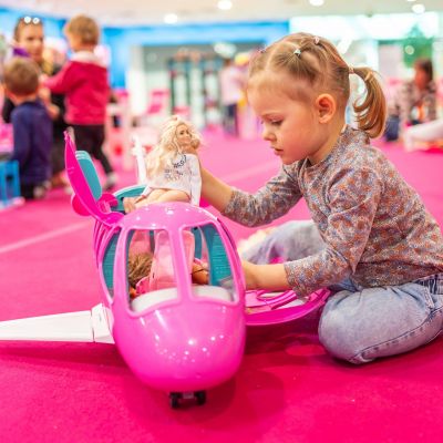 Έρευνα: Το παιχνίδι με κούκλες βελτιώνει τις κοινωνικές δεξιότητες των παιδιών