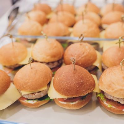 Πώς με μερικά ψωμάκια και στικς για σουβλάκια θα ετοιμάσετε το πιο fun κολατσιό για το σχολείο