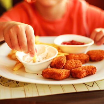 3 συνταγές για κοτομπουκιές που μπορείτε να βάλετε στο lunch box του παιδιού σας