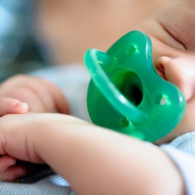 Έρευνα: Καθαρίζοντας την πιπίλα του μωρού με το στόμα σας, βοηθάτε στην πρόληψη αλλεργιών