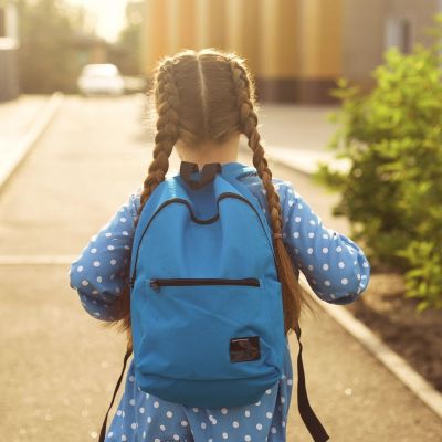 Πώς να βοηθήσετε το παιδί σας να προσαρμοστεί στο νέο του σχολείο