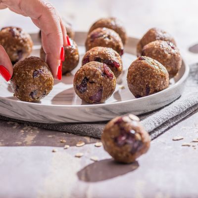 Energy bites: 7 διαφορετικές συνταγές για να μπει με το δεξί η σχολική χρονιά