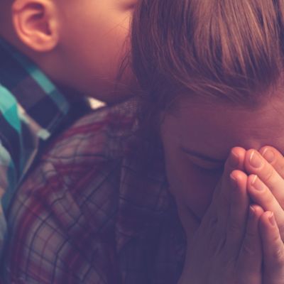 Έρευνα: 5 στις 10 μαμάδες νιώθουν αγχωμένες και μόνες