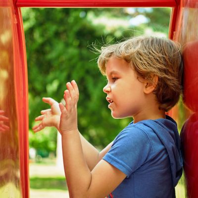 Μητρότητα σημαίνει να προσπαθείς να τα «βγάλεις πέρα» με το φανταστικό φίλο του παιδιού σου