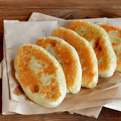 Πιτάκια στο τηγάνι με τυρί και μυρωδικά - Ό,τι πρέπει για κολατσιό στο σχολείο