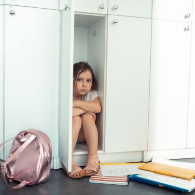 3 τρόποι για να βοηθήσετε όταν τα παιδιά νιώθουν μόνα