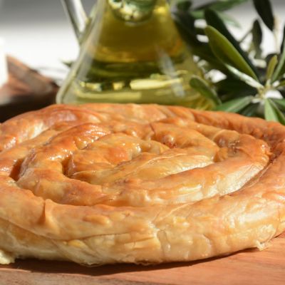 Συνταγή για στριφτή τραγανή τυρόπιτα (το tip για να ανοίξετε λεπτό φύλλο χωρίς πλάστη)