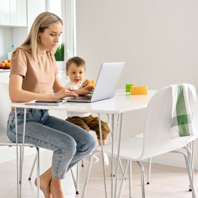 Η υβριδική εργασία μειώνει το άγχος των γονιών για τη φροντίδα των παιδιών στις διακοπές