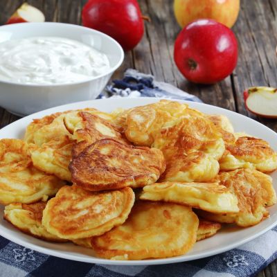 Ζουμερά pancakes μήλου μέσα σε 5 λεπτά με τριμμένο μήλο και γιαούρτι (vid)
