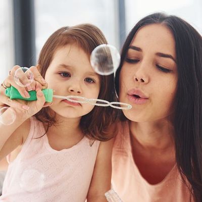 DIY σαπουνόφουσκες: Πώς θα τις φτιάξετε μόνες σας