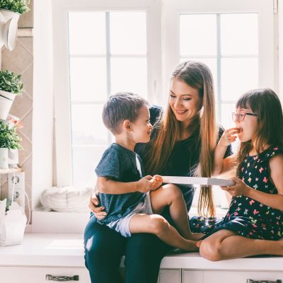 Αυτή η μαμά σερβίρει βραδινό για τα παιδιά στις 3 το μεσημέρι και γίνεται viral