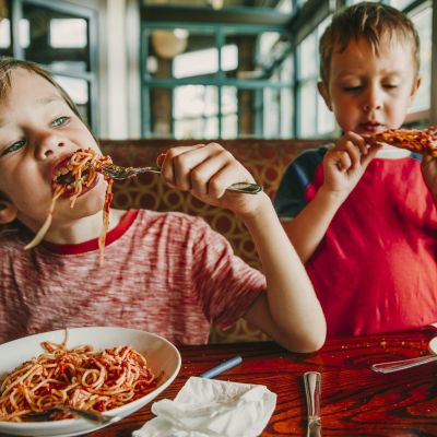 Μακαρόνια σουβλάκια - Η συνταγή που θα κάνει τα παιδιά να δουν τα ζυμαρικά με άλλο μάτι