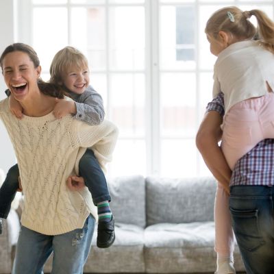 5 δραστηριότητες για να διασκεδάσουν τα παιδιά μια βροχερή μέρα στο σπίτι