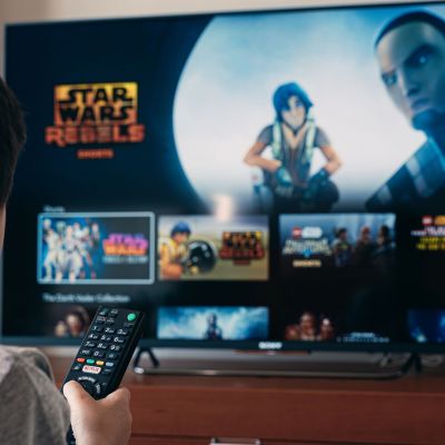 Μπορεί το παιδί να μάθει μια ξένη γλώσσα παρακολουθώντας ταινίες με υπότιτλους;