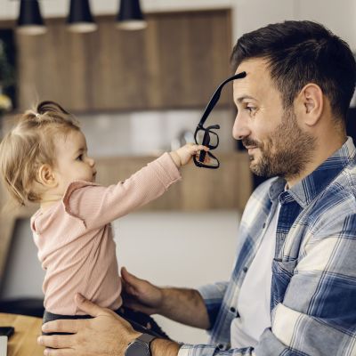 Πώς αλλάζει ο εγκέφαλος ενός άντρα όταν γίνεται μπαμπάς; Η επιστήμη απαντά