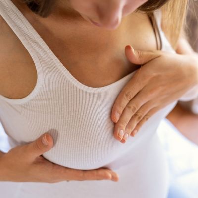 Πώς να κάνετε αυτοεξέταση μαστού βήμα-βήμα και τι πρέπει να προσέξετε