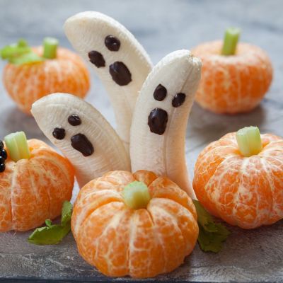 Πώς με 1 αγγουράκι και μερικά μανταρίνια θα φτιάξετε το τέλειο halloween σνακ για τα παιδιά