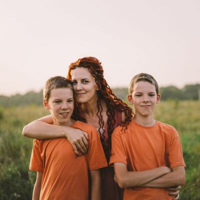 Πρέπει οι γονείς να σταματούν τις αγκαλιές στην εφηβεία;