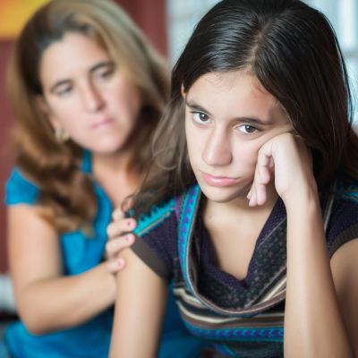 Μαμάδες, αν παρεμβαίνετε στις φιλίες των παιδιών σας θα πρέπει να σταματήσετε να το κάνετε