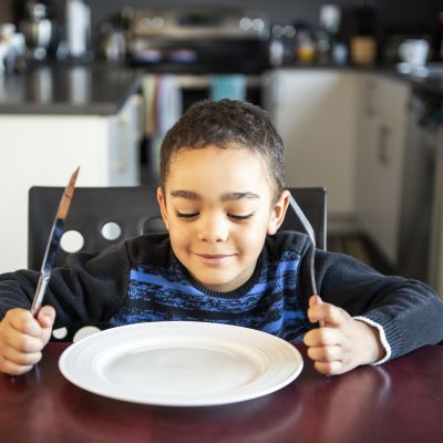 Η αντίδραση ενός τρίχρονου στη φάρσα που του έκανε η μαμά του με το «άδειο» πιάτο έγινε viral