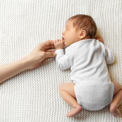 Πόσες ώρες κοιμάται ένα μωρό 2 μηνών;