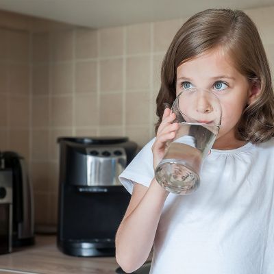 Πόσο νερό πρέπει να πίνουν τα παιδιά καθημερινά - Τι ισχύει για τα μωρά