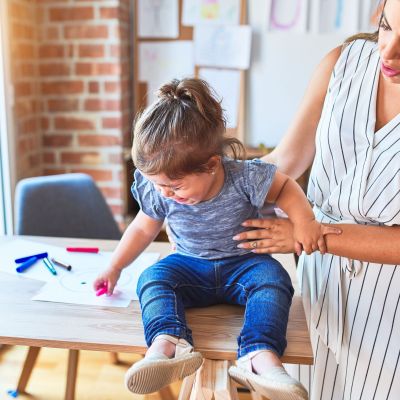 Πώς εκφράζουν τα παιδιά το άγχος; Αυτή η ψυχολόγος-μαμά απαντά και γίνεται viral 