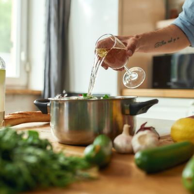 Το tip της μαμάς: Τι να κάνετε αν προσθέσατε πολύ κρασί στο φαγητό που μαγειρεύετε