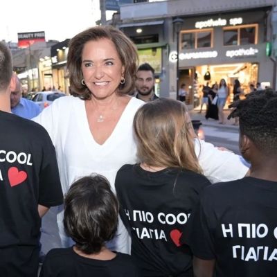 Ντόρα Μπακογιάννη: Στα Χανιά με τα εγγόνια της - Η φώτο μετά από καιρό