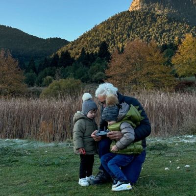 Η Ανίτα Μπραντ απαθανάτισε τον Χάρη Χριστόπουλο στην πιο cute φθινοπωρινή στιγμή με τα παιδιά τους