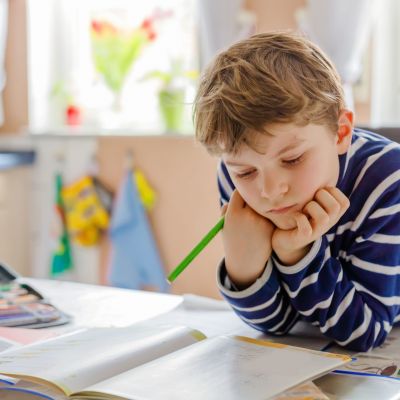 Πρέπει το διάβασμα για το σχολείο στο σπίτι να απαγορευτεί; Τι απαντούν οι ειδικοί