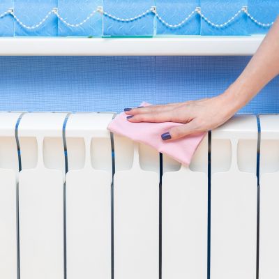 To tip της μαμάς: Πώς να καθαρίσετε τη σκόνη από τα καλοριφέρ