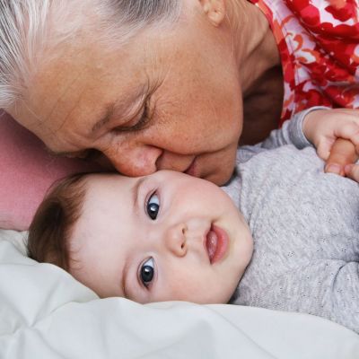 Μαμά απαγορεύει στη γιαγιά να φιλά το νεογέννητο μωρό και γίνεται viral