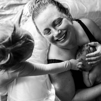 Γεννούν στο σπίτι έχοντας δίπλα τα μεγαλύτερα παιδιά τους (φώτο)