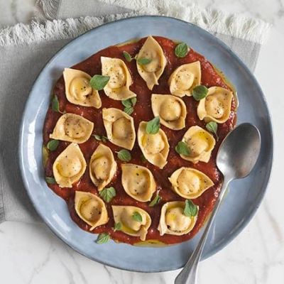 Τορτελίνι με κατσικίσιο τυρί και σάλτσα ντομάτας