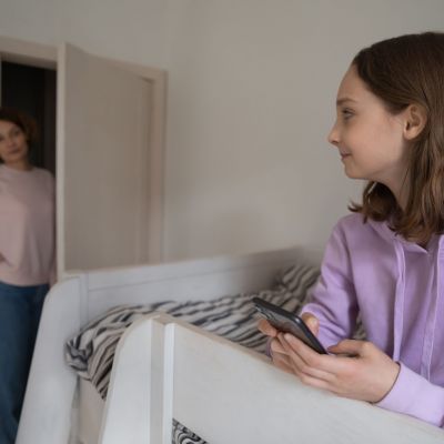 Να διαβάζετε ή όχι τα μηνύματα στο κινητό του παιδιού σας; Τι απαντούν οι ειδικοί