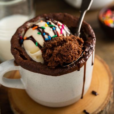 Τεμπέλικο κέικ στην κούπα χωρίς αβγά, γάλα και βούτυρο