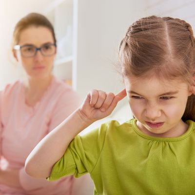 Tiger parenting: Τι είναι και ποιες οι επιπτώσεις στην ψυχολογία του παιδιού