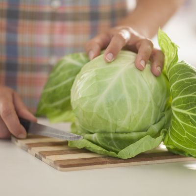 Πώς να ανακουφίσετε τον πόνο και το πρήξιμο του στήθους με φύλλα λάχανου