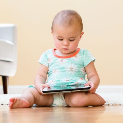 Έρευνα: O χρόνος οθόνης για παιδιά κάτω των 2 ετών μπορεί να οδηγήσει σε αναπτυξιακά προβλήματα