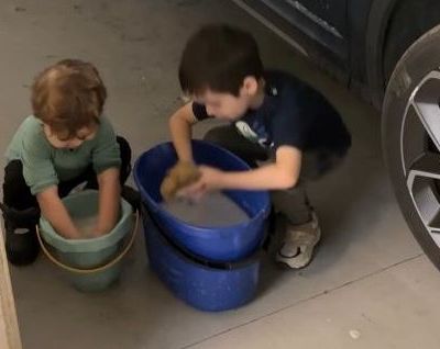 Ανίτα Μπραντ: Οι γιοι της πλένουν το αυτοκίνητο - Το βίντεο είναι απολαυστικό