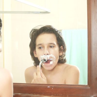 Πώς να βοηθήσετε τον έφηβό σας να περιποιηθεί τις τρίχες του προσώπου του